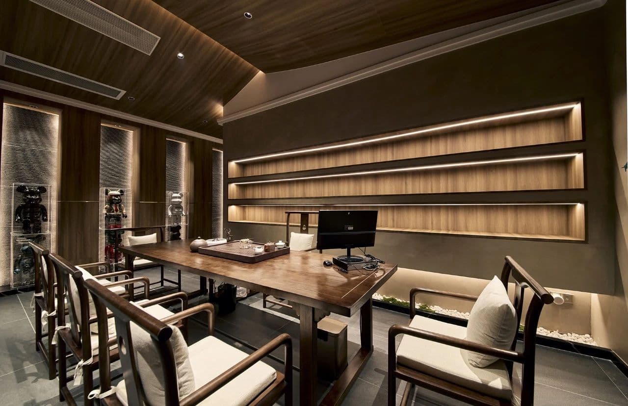 Sală de ședințe modernă cu mobilier din lemn și rafturi iluminate